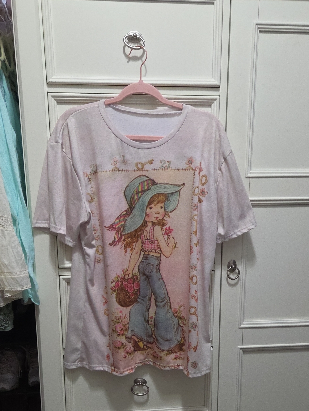 Women's Light Pink Graphic Tee with Vintage Girl Illustration